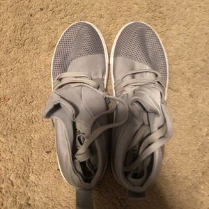 Pierre Dumas gray tennis shoes